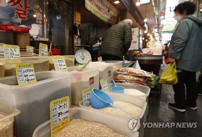 전통시장의 곡물가게 ※ 기사와 직접적인 관계가 없습니다. [연합뉴스 자료 사진]