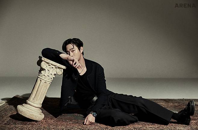 리브드 백 싱글 재킷·케이스에 최소 50%의 재활용 스테인리스 스틸 소재를 사용한 드레스 크로노그래프 워치· 스테인리스 스틸 소재 목걸이·핀턱 스트레치 밴딩 팬츠·레더 벨트·레이스업 슈즈 모두 엠포리오 아르마니 제품.