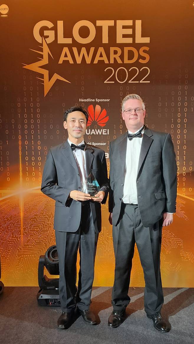 지난 2일(한국시간) ‘글로벌 텔레콤 어워드 2022’ 시상식 현장에서 SK텔레콤 양기석 매니저가 ‘최우수 가상화 혁신(Ground-breaking Virtualization Initiative)’ 분야에서 수상하는 장면이다.