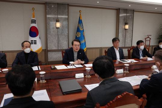 윤석열 대통령이 4일 오후 서울 용산 대통령실 청사에서 화물연대 집단운송거부 대응과 관련한  관계장관회의를 주재하고 잇다.(사진=대통령실)
