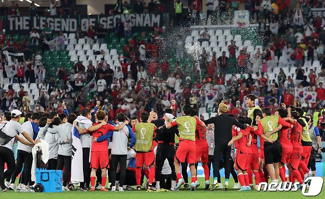 2일 오후(현지시간) 카타르 알라이얀 에듀케이션 시티 스타디움에서 열린 2022 카타르 월드컵 조별리그 H조 3차전 대한민국과 포르투갈의 경기에서 2대1 역전승을 거둔 대한민국 손흥민 등 축구대표팀이 16강이 확정되자 환호하고 있다.2022.12.3/뉴스1 ⓒ News1 이동해 기자