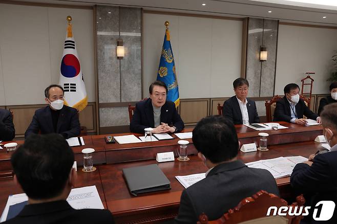 윤석열 대통령이 4일 용산 대통령실 청사에서 화물연대 집단 운송거부 관련 관계 장관 대책회의를 주재하고 있다. (대통령실 제공) 2022.12.4/뉴스1 ⓒ News1 오대일 기자