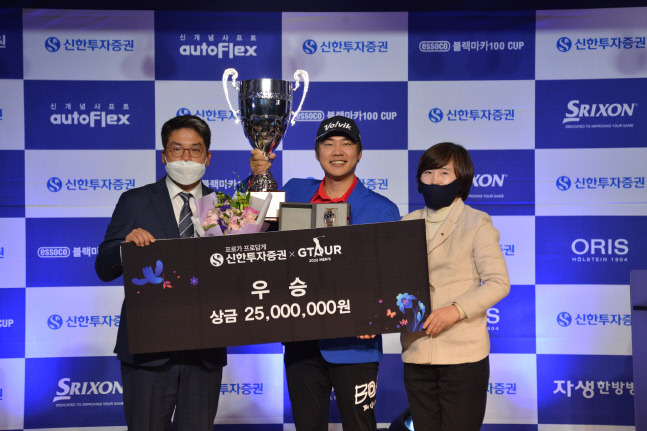 골프존 손장순 상무, 우승자 김민수, 신한투자증권 김수영 본부장(왼쪽부터)이 지난 3일 대전 골프존조이마루 경기장에서 열린 ‘2022 신한투자증권 GTOUR MEN’S 챔피언십 결선 시상식에서 기념 촬영을 하고 있다. 사진 | 골프존