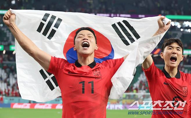 3일(한국시각) 카타르 도하 알라이얀의 에듀케이션 시티 스타디움에서 한국과 포르투갈의 경기가 열렸다. 한국이 포르투갈에 승리하며 16강에 진출했다. 승리의 기쁨을 나누고 있는 황희찬. 알라이얀(카타르)=송정헌 기자songs@sportschosun.com/2022.12.03/