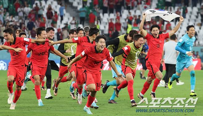 2002년 한일월드컵 이후 20년 만에 재현된 역사. 대한민국 축구대표팀 선수들이 3일 카타르 알라이얀 에듀케이션 시티 스타디움에서 열린 2022 카타르 월드컵 조별리그 H조 대한민국과 포르투갈의 경기에서 포르투갈에 2대1로 짜릿한 역전승을 거둔 후 16강 진출이 확정된 직후 20년 전 '단체 슬라이딩' 세리머니를 선보이며 16강행을 자축하고 있다. 알라이얀(카타르)=송정헌 기자songs@sportschosun.com/