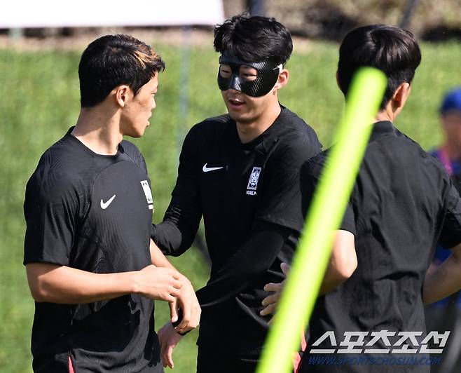 4일 축구국가대표팀 선수들이 카타르 도하 알 에글라 트레이닝센터에서 훈련을 했다. 동료들과 함께 몸을 풀고 있는 황희찬, 손흥민. 도하(카타르)=송정헌 기자songs@sportschosun.com