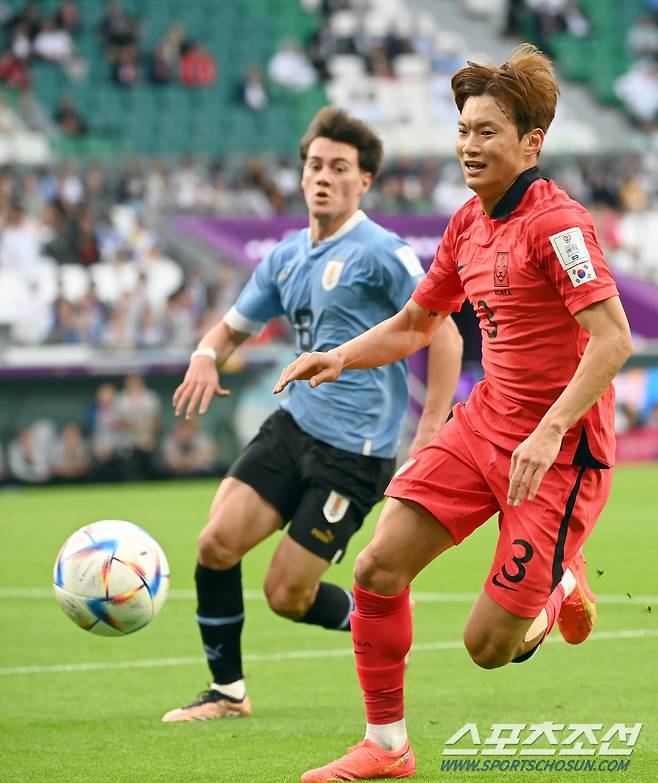 한국축구대표팀 김진수가 24일(한국시간) 카타르 알라얀 에듀케이션 시티 스타디움에서 열린 우루과이와의 경기에서 볼을 다투고 있다. 알라이얀(카타르)=송정헌 기자songs@sportschosun.com/2022.11.24/