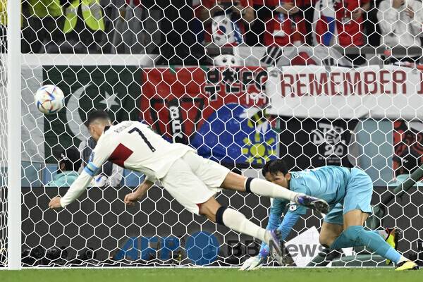 세컨볼 기회를 날리는 크리스티아누 호날두(왼쪽). ⓒAFPBBNews = News1