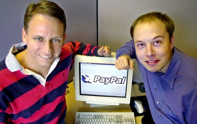 2000년 10월 미 캘리포니아 주 팔로알토 페이팔 사무실에서 피터 틸 페이팔 CEO(왼쪽)와 일론 머스크가 페이팔 로고 앞에서 포즈를 취하고 있다. AP 뉴시스