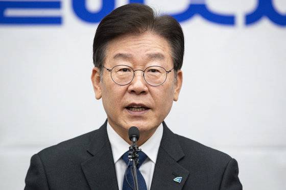 이재명 더불어민주당 대표가 2일 서울 여의도 국회에서 열린 의원총회에서 모두 발언을 하고 있다. 2022.12.2 뉴스1