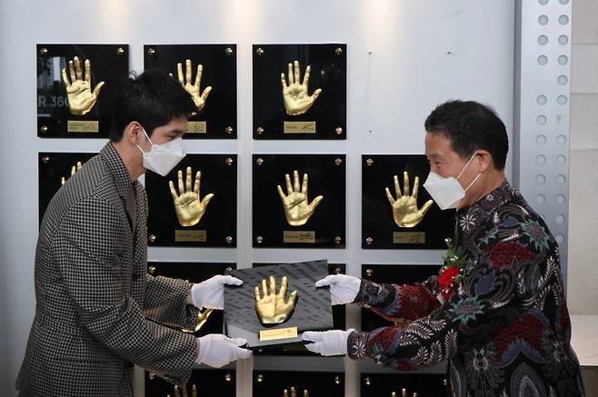 3일(현지시간) 인도네시아 자카르타 롯데쇼핑에비뉴에서 열린 코리아 360 제막식에서 배우 옹성우(왼쪽)가 조현래 한국콘텐츠진흥원 원장에게 본인 핸드프린팅을 전달하고 있다.