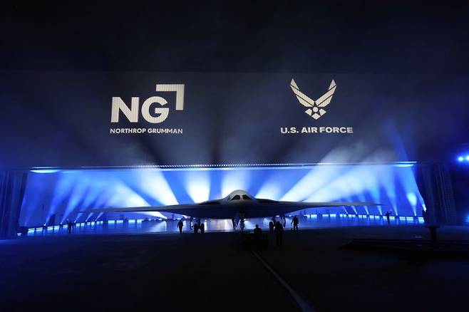 미 공군의 차세대 스텔스 전략폭격기 'B-21 레이더'가 2일(현지시간) 미 캘리포니아주 팜데일의 노스럽 그루먼 공장에서 공개되고 있다. B-21은 핵을 탑재할 수 있는 스텔스 폭격기로 미 공군이 운용 중인 B-52, B-1B, B-2를 대체할 목적으로 개발됐으며 한국에 대한 미국의 확장억제 제공방안의 일환으로 운용하는 'B-1' 폭격기를 대체할 것으로 보인다.