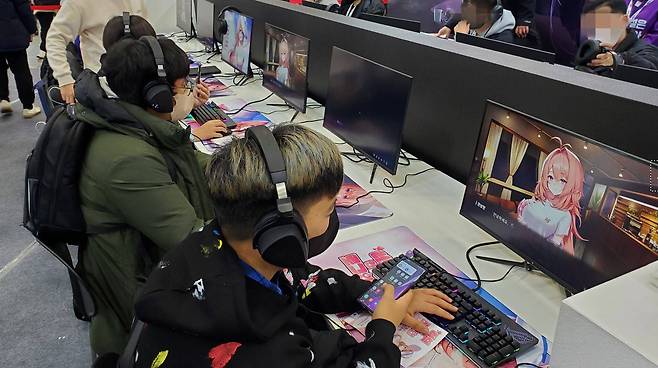 '러브인 로그인' 게임 시연