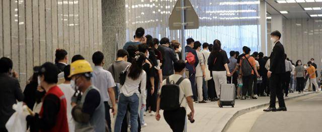 신세계백화점 대전점이 오픈하던 지난해 8월 25일 대전시 유성구 신세계백화점에서 이용객 및 관계자들이 체온 측정을 위해 긴 줄을 서고 있다. 해당 백화점은 대전은 물론 세종 청주 등 충청 지역 '핫 플레이스'로 부상했고, 백화점 주변은 극심한 교통체증을 앓을 정도로 많은 사람이 모인다. 대전=뉴스1