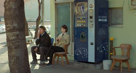 '창밖은 겨울' 스틸 속 곽민규(왼쪽)와 한선화. 사진=영화사 진진 제공