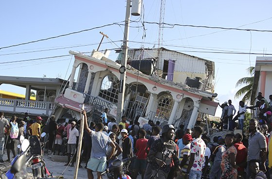 지난해 8월 14일(현지시간) 규모 7.2의 강진으로 무너진 아이티 남서부 항구도시 레카예의 한 호텔. AP=연합뉴스