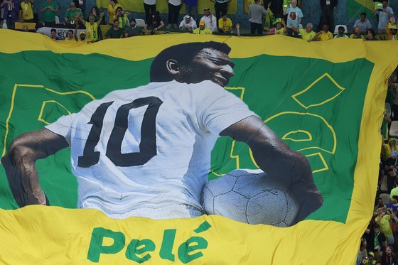펠레의 쾌유를 비는 브라질 관중들. AFP=연합뉴스
