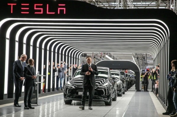일론 머스크 테슬라 CEO(가운데)가 지난 3월 독일 베를린 인근 테슬라 공장인 '기가 베를린' 개막식에서 연설하고 있다. /사진=EPA