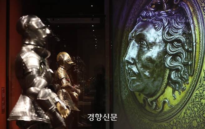 국립중앙박물관 기획전시실에서 열리는 <합스부르크 600년, 매혹의 걸작들>에서 전시 중인 갑옷들/김창길 기자
