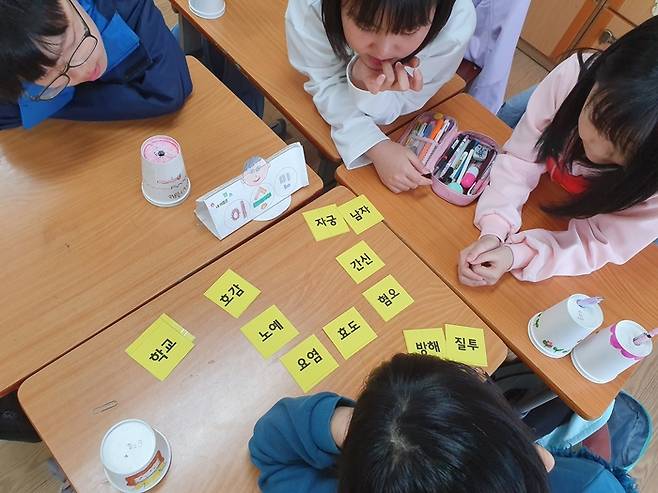 초등젠더교육연구회 ‘아웃박스’ 교사들이 학생들에게 ‘언어 속 성차별 찾아보기’ 수업을 하고 있다. 아웃박스 제공