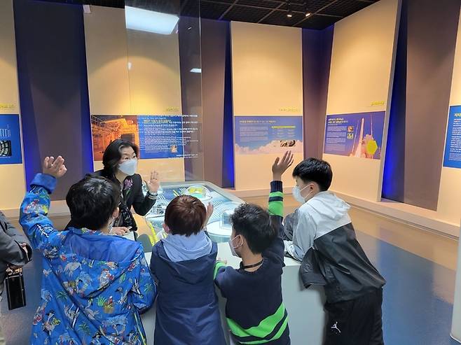 제주 항공우주박물관에 우주 교육을 받으러 온 초등학생들이 임석희 책임연구원에게 손을 들고 로켓 분야에 대해 질문을 하고 있다. |임석희 책임연구원 제공