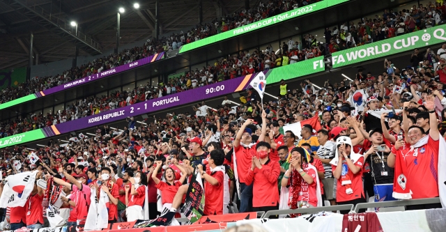 한국 팬들이 2일(현지시간) 카타르 알 라이얀의 에듀케이션시티 경기장에서 열린 H조 조별리그 3차전 포르투갈과의 경기에서 응원전을 펼치고 있다. 최현규 기자