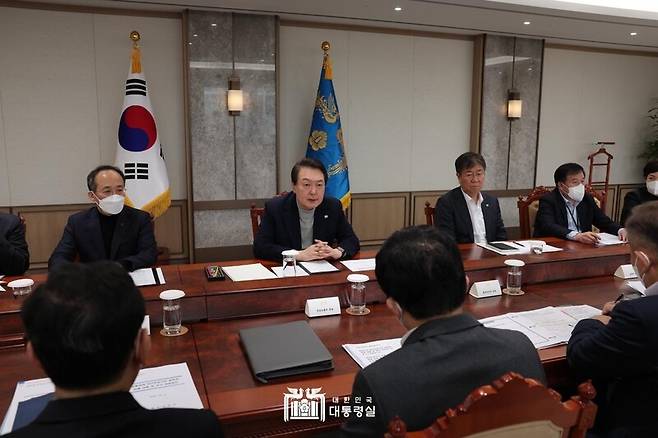 ▲윤석열 대통령이 4일 오후 대통령실에서 화물연대 집단 운송거부 관련 관계 장관 대책회의를 주재하고 있다. 사진=대통령실