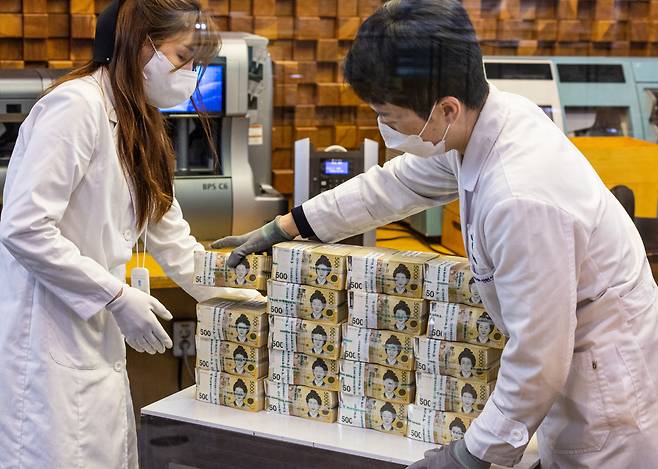서울 중구 하나은행 본점 위변조대응센터에서 관계자가 5만원권 지폐들을 정리하고 있다. [연합]
