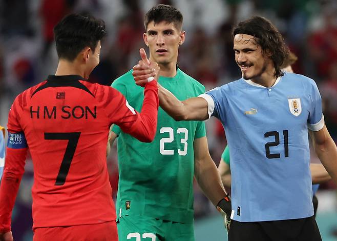 24일 오후(현지시간) 카타르 알라이얀의 에듀케이션 시티 스타디움에서 열린 2022 카타르 월드컵 조별리그 H조 1차전 대한민국과 우루과이 경기에서 우루과이 에딘손 카바니가 경기가 끝난 뒤 손흥민과 인사하며 엄지손가락을 치켜세우고 있다. [연합]