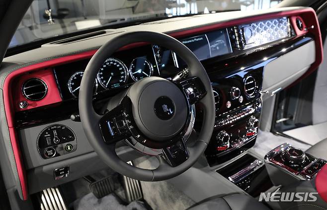 [서울=뉴시스] 김금보 기자 = 25일 오전 서울 종로구 세종문화회관 야외 광장에서 열린 '롤스로이스 팬텀 시리즈 Ⅱ' 출시 행사에서 차량이 공개되고 있다. 2022.11.25. kgb@newsis.com