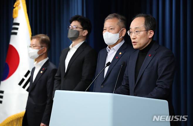 [서울=뉴시스] 전신 기자 = 추경호 경제부총리가 4일 서울 용산 대통령실 청사 브리핑룸에서 대통령 주재 화물연대 집단 운송거부 관계장관회의 관련 브리핑을 하고 있다. 2022.12.04. photo1006@newsis.com