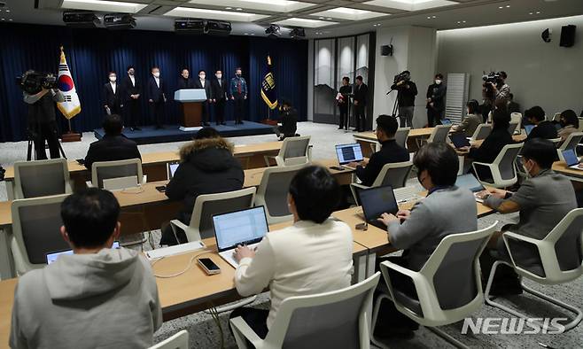 [서울=뉴시스] 전신 기자 = 추경호 경제부총리가 4일 서울 용산 대통령실 청사 브리핑룸에서 대통령 주재 화물연대 집단 운송거부 관계장관회의 관련 브리핑을 하고 있다. 2022.12.04. photo1006@newsis.com