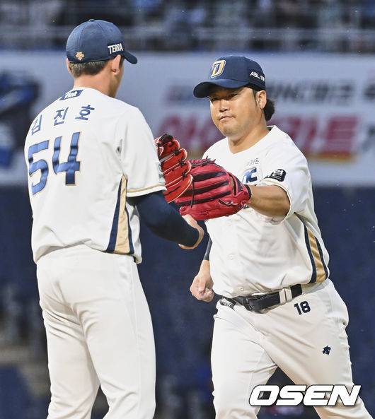 [OSEN=창원, 이석우 기자]NC 다이노스 박석민이 3회초 2사 2,3루 KIA 타이거즈 이창진의 3루 땅볼을 잡 처리하고 실점위기를 넘긴 후 김진호와 하이파이브를 하고 있다. 2022.06.15 / foto0307@osen.co.kr