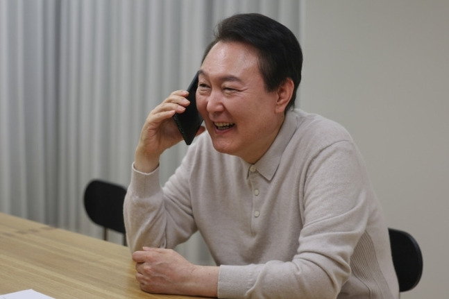 윤석열 대통령이 3일 서울 용산구 한남동 관저에서 월드컵 16강전에 진출한 우리나라 축구 국가대표팀 파울루 벤투 감독 및 손흥민 선수와 전화 통화를 하고 있다. 대통령실 제공