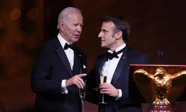조 바이든(왼쪽) 미국 대통령과 에마뉘엘 마크롱 프랑스 대통령이 1일(현지시간) 백악관 국빈 만찬 중 건배 후 얘기를 나누고 있다. 워싱턴=AP뉴시스