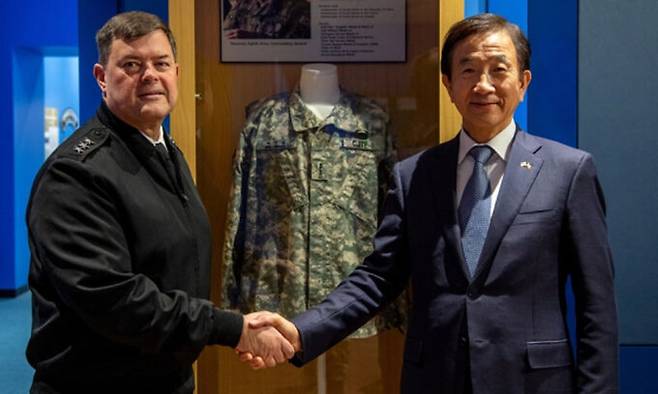 이서영 주한미군전우회 코리아챕터(KDVA-KR) 회장(오른쪽)이 지난 2일 캠프 험프리스에서 윌러드 벌러슨 미 8군 사령관에게 백선엽 장군의 명예사령관 군복을 전달하고 있다. KDVA-KR 제공
