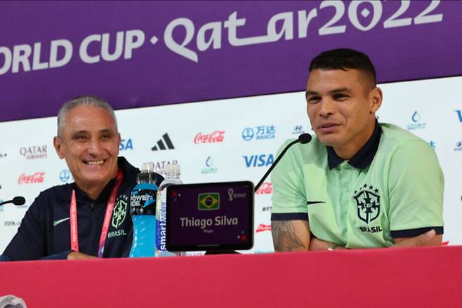 브라질 축구대표팀 아데노르 레오나르도 바치 '치치' 감독(왼쪽)과 티아구 실바가 2022 카타르 월드컵 16강 한국과의 경기를 하루 앞둔 4일 오후(현지시간) 카타르 알라이얀의 메인프레스센터에서 기자회견을 하고 있다. 알라이얀(카타르)=뉴스1