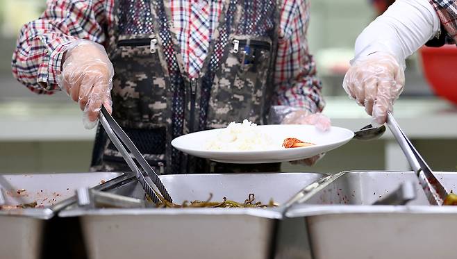 고봉밥을 퍼서, 반찬 몇 가지에 찌개 담은 냉면 그릇을 놓고 훌훌 먹던 그들의 표정이 떠오른다.ⓒ연합뉴스