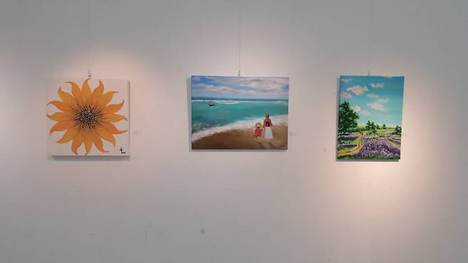 양천구의 어느 유화반 동아리의 정기 전시회 장면