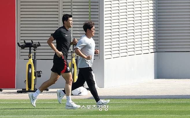 한국 축구국가대표 김민재가 2022 카타르 월드컵 16강 브라질과의 조별예선 경기를 하루 앞둔 4일(현지시간) 카타르 도하 알 에글라 훈련장에서 회복 훈련을 하고 있다. 도하|권도현 기자