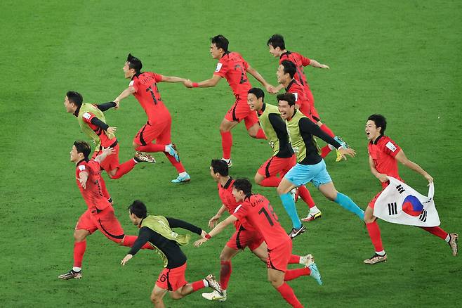 ▲ 축구대표팀이 포르투갈에 2-1 승리를 거두며 16강에 오른 뒤 기쁨을 다양하게 표현하고 있다. ⓒ연합뉴스