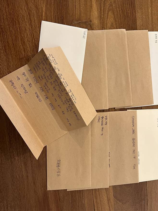 학생들로부터 받은 편지들 (대구=연합뉴스) 황수빈 기자 = 2일 오후 대구 수성구 본전식당에서 최복향씨가 학생들로부터 받은 편지를 보여주고 있다. 2022.12.2 hsb@yna.co.kr