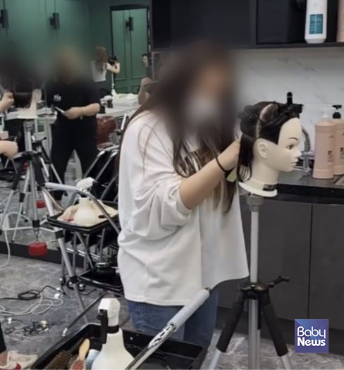 김유나(가명) 자립준비청년이 학교 미용 수업 중 헤어 컷트를 연습하는 사진. ⓒ초록우산어린이재단
