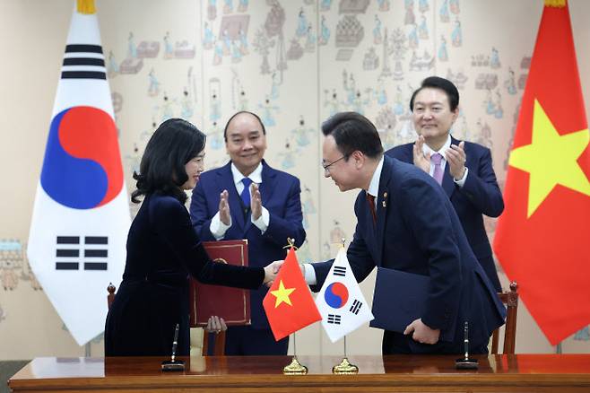 한국과 베트남이 보건분야 협력 양해각서(MOU)를 체결했다. (오른쪽)조규홍 보건복지부장관과  (왼쪽)다오 홍 란 베트남 보건부 장관이 악수를 하고 있다.(사진=연합뉴스)