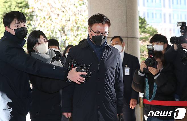 '이태원 참사' 관련 증거인멸교사 혐의를 받고 있는 박성민 전 서울경찰청 정보부장이 5일 오후 서울 마포구 서울서부지법에서 열린 구속 전 피의자심문(영장실질심사)에 출석하고 있다. 박 전 부장은 서울시내 31개 정보과장이 참여한 단체대화방에 '감찰과 압수수색에 대비해 폐기해야 하는 정보보고서는 규정대로 삭제하라'는 취지의 지시를 내린 혐의를 받고 있다. 2022.12.5/뉴스1 ⓒ News1 임세영 기자