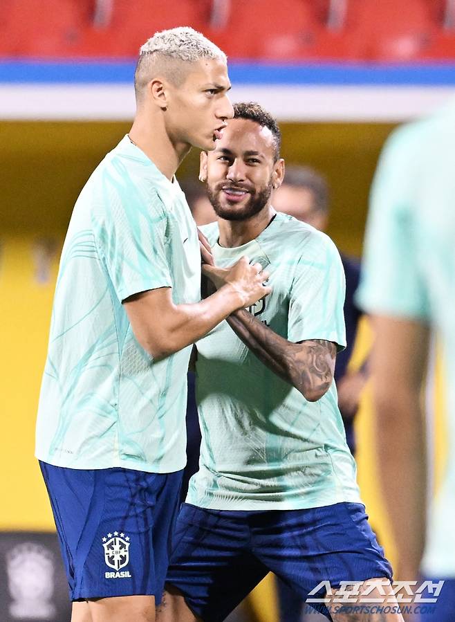 5일 브라질 축구대표팀 선수들이 카타르 도하 알 아라비 SC스타디움에서 훈련을 했다. 미니게임으로 몸을 풀고 있는 히샬리송, 네이마르. 도하(카타르)=송정헌 기자songs@sportschosun.com/2022.12.05/