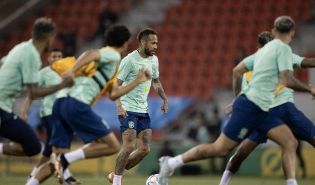 부상을 당했던 '월드 스타' 네이마르가 한국과 16강전을 앞두고 브라질 축구 국가대표팀 훈련에 참여하고 있다. /브라질축구협회 홈페이지 캡처