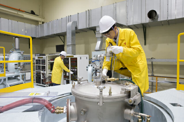 한국원자력연구원은 세계에서 유일하게 원심분무 핵연료 분말 제조기술을 적용해 고밀도 저농축 우라늄실리사이드 판형핵연료를 생산한다. (사진=원자력연)