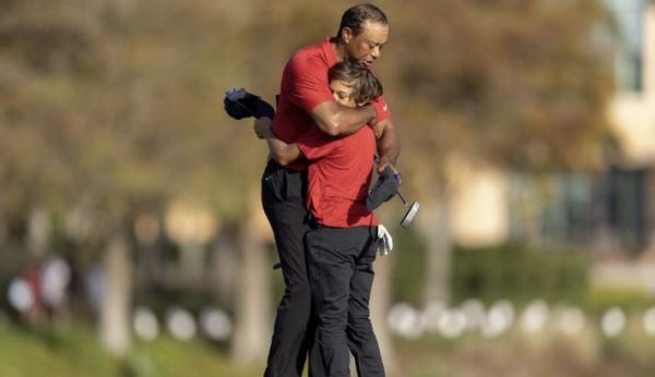 타이거 우즈와 아들 찰리가 지난해 PNC 챔피언십을 마친 뒤 포옹을 하고 있다.