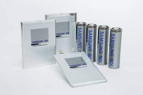삼성SDI 소형 리튬2차전지 라인업. (왼쪽부터 시계방향으로) 각형, 원통형, 파우치형./삼성SDI 제공